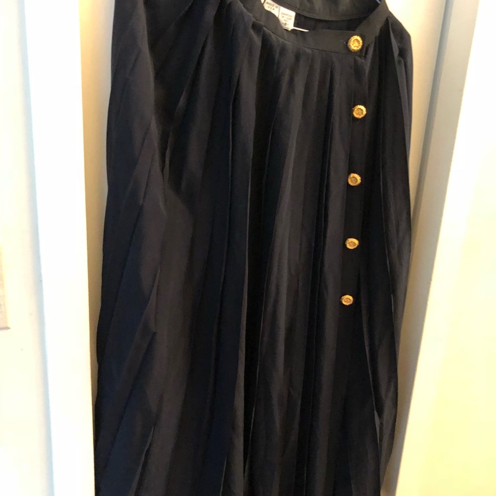 Anne Klein’s blue skirt size 8